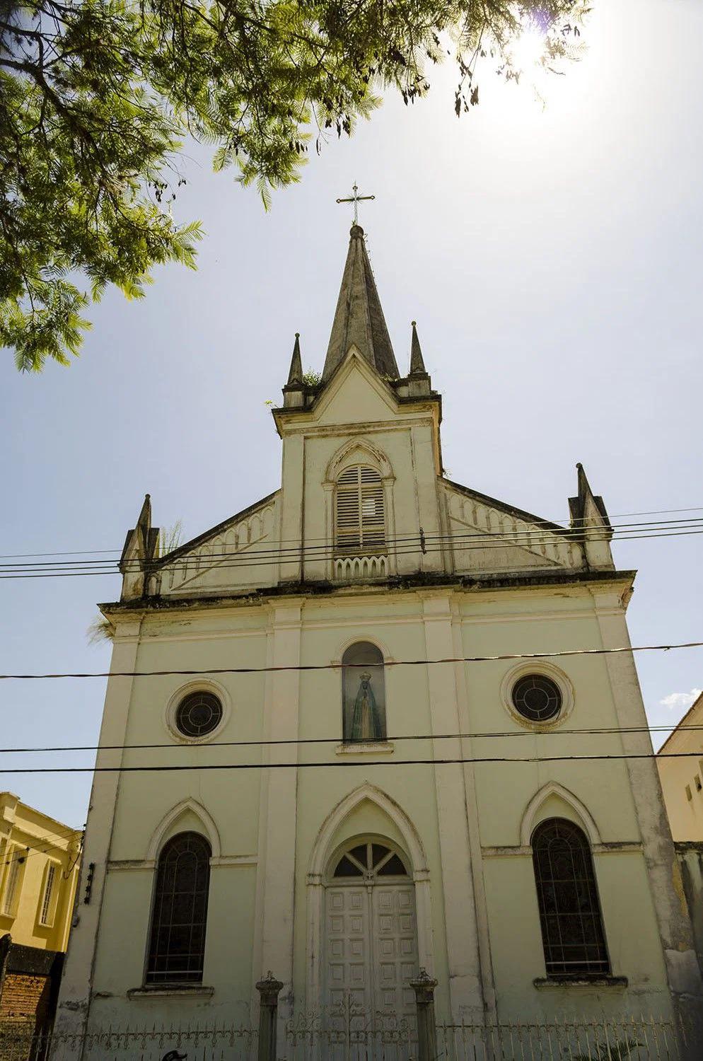 Vista externa da capela com arquitetura tradicional do Sul de Minas